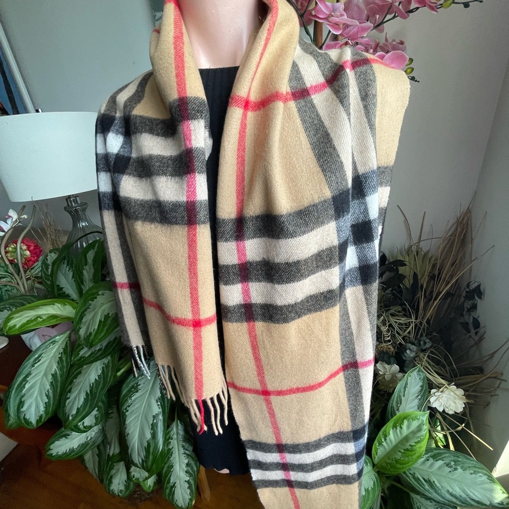 Burberry Cashmere Shawl/Muffler. - Picture 6 of 14